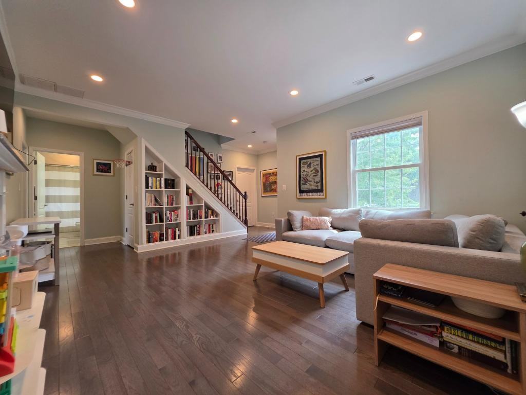 1138 S Harrison St - Photo 4 of 27