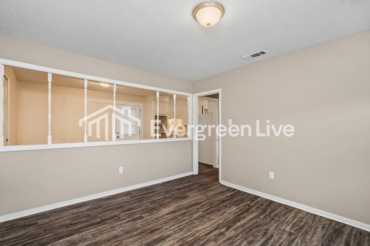 126 Leland St - Photo 4 of 15