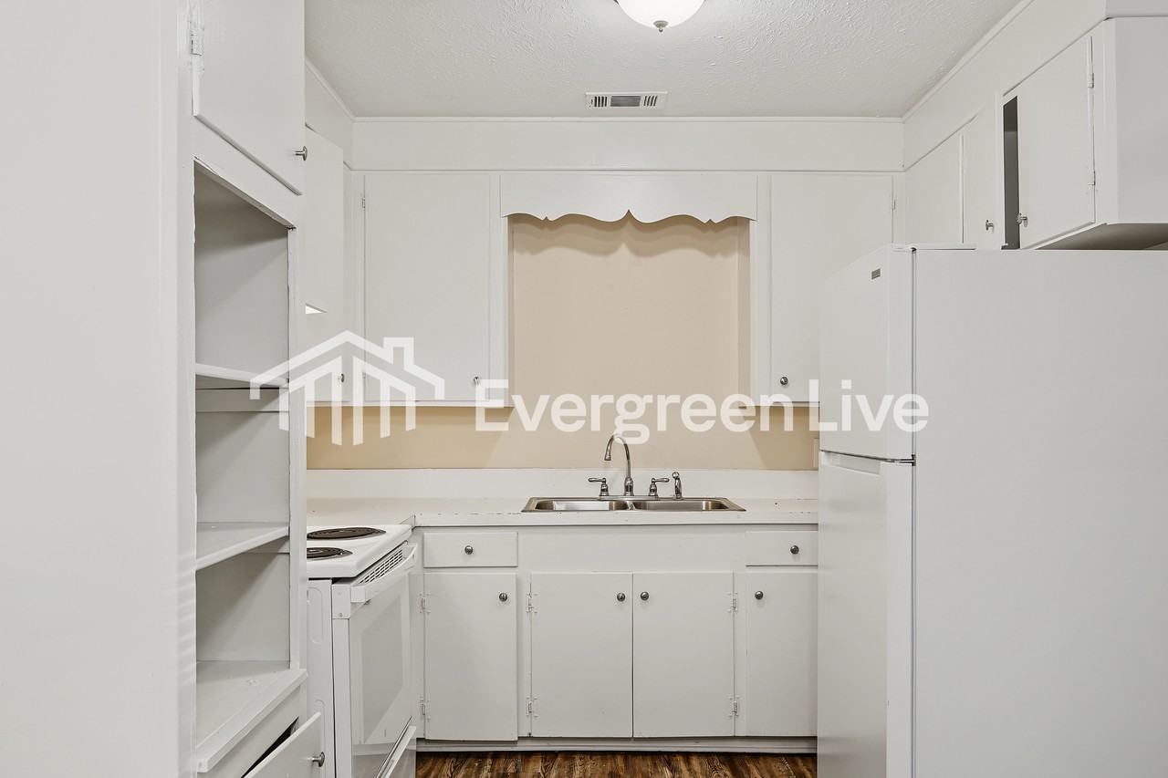 126 Leland St - Photo 6 of 15