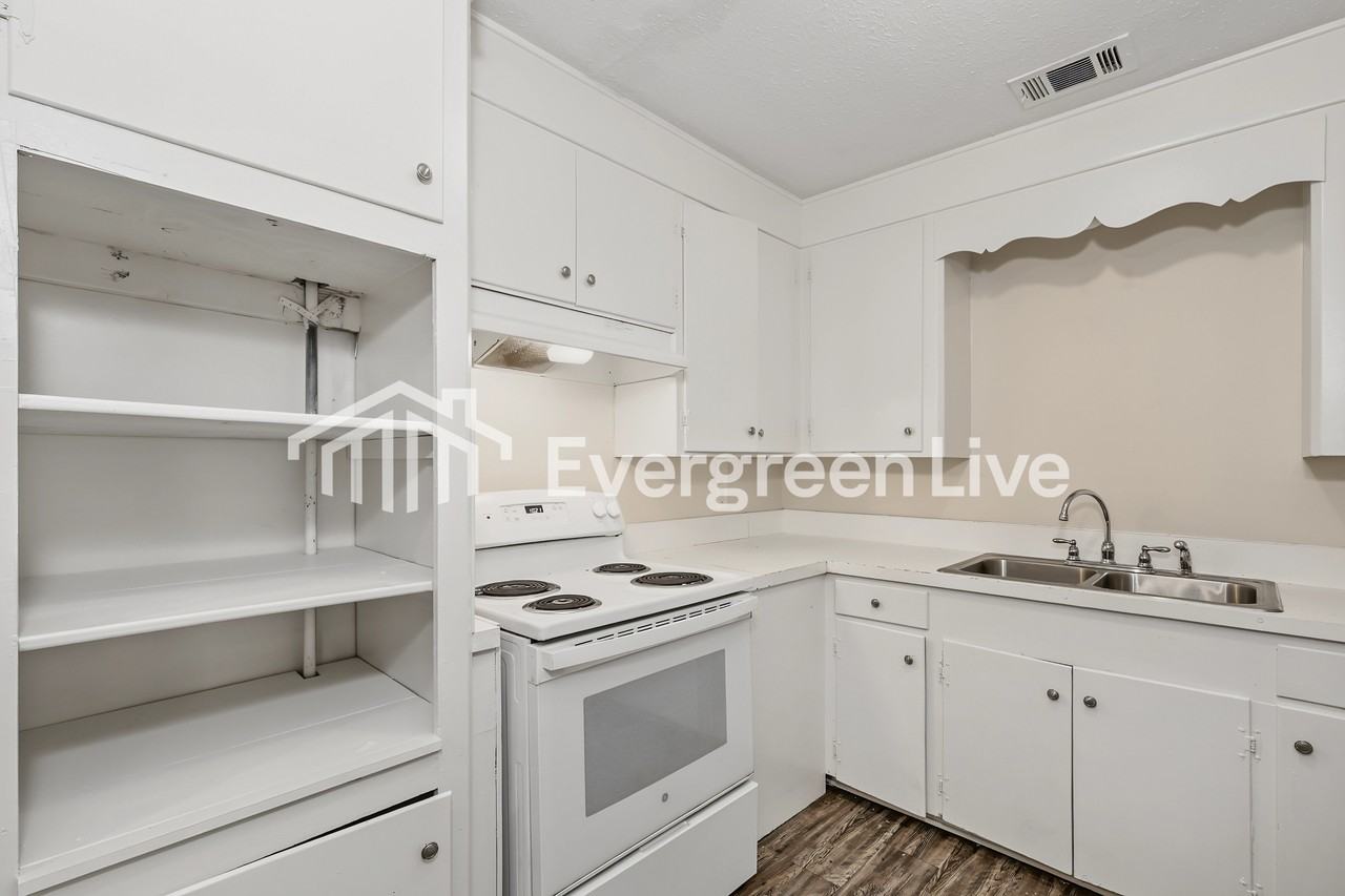 126 Leland St - Photo 7 of 15