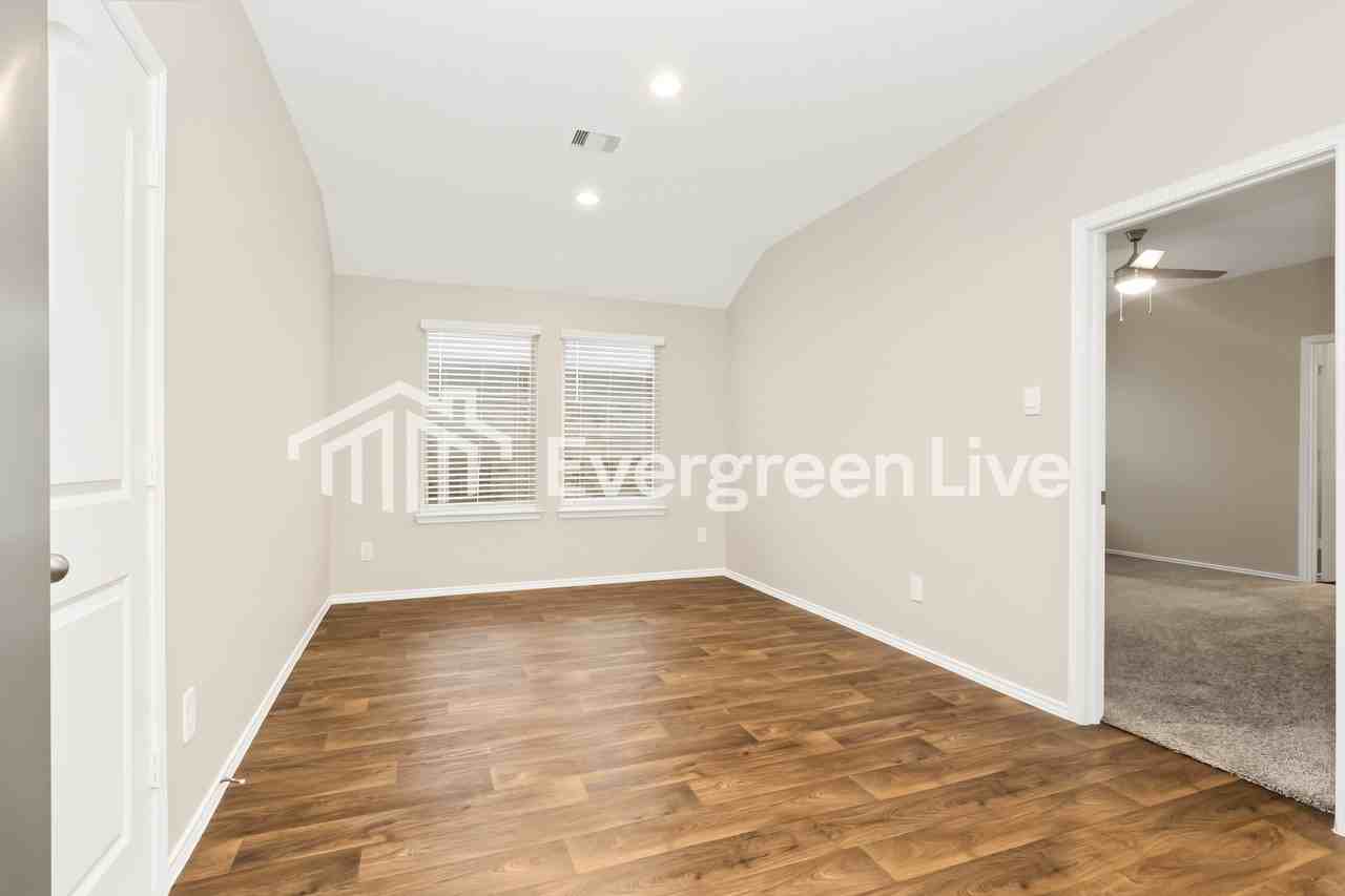 9921 Glenbrook Ln - Photo 5 of 15