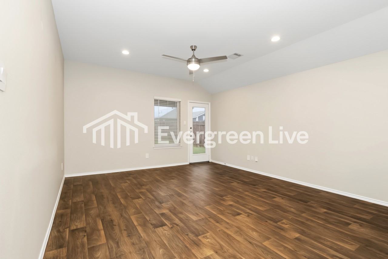 9921 Glenbrook Ln - Photo 6 of 15