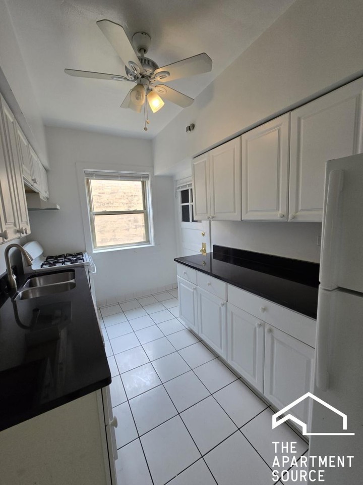 908 Reba Pl #3N - Photo 3 of 14