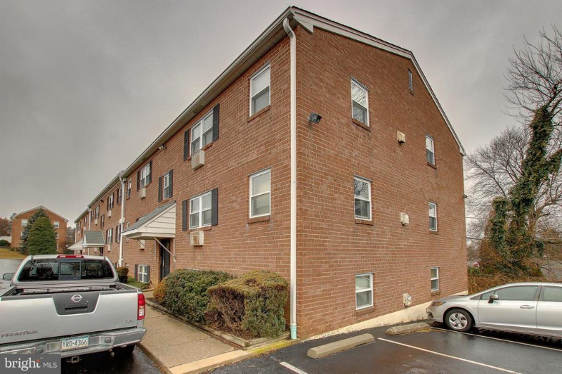 1 Radnor Dr - Photo 3 of 9