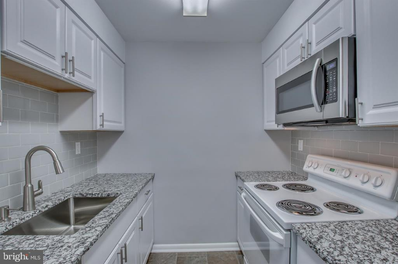 1 Radnor Dr - Photo 4 of 9
