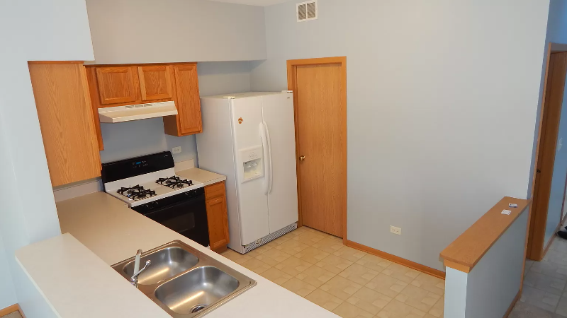 2546 Oak Tree Ln - Photo 3 of 12