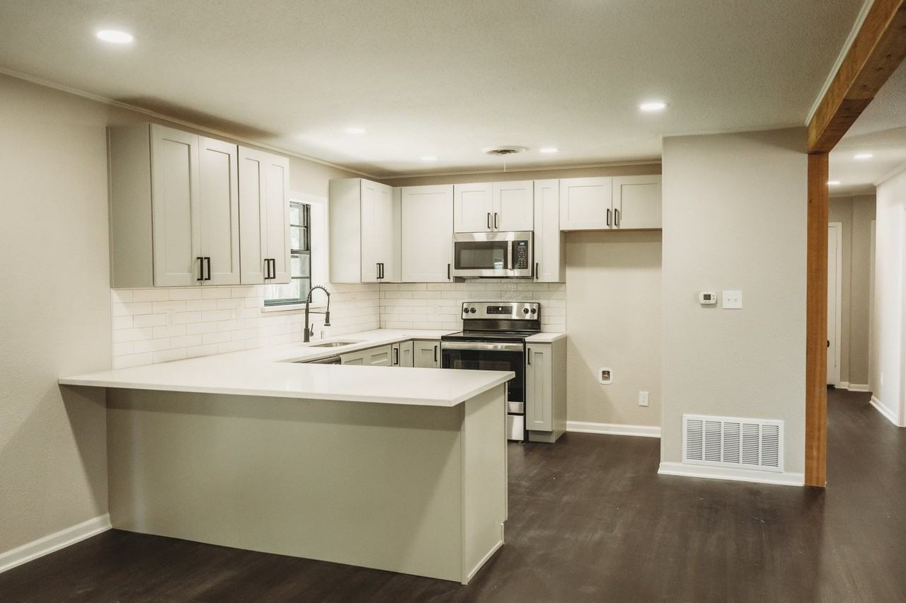 607 S Broad St - Photo 3 of 20