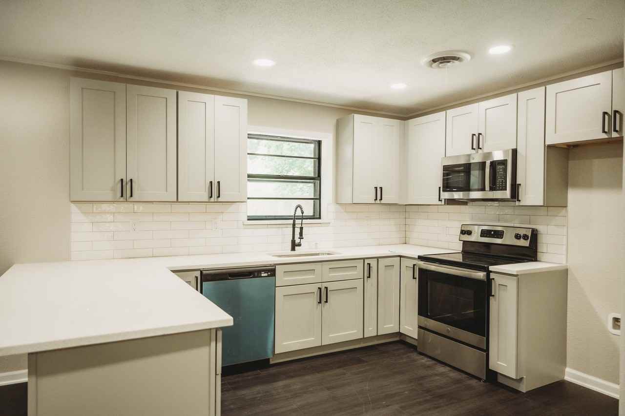607 S Broad St - Photo 4 of 20