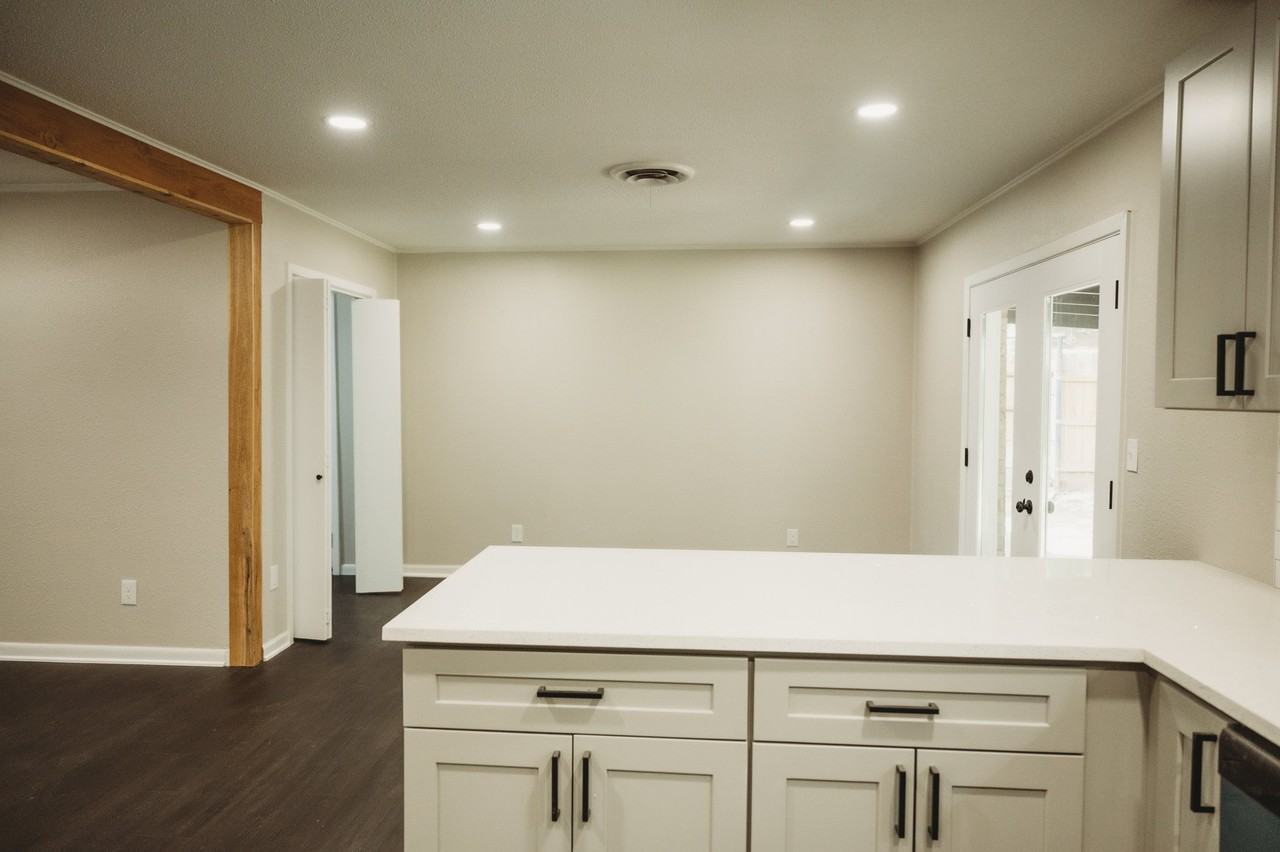 607 S Broad St - Photo 6 of 20