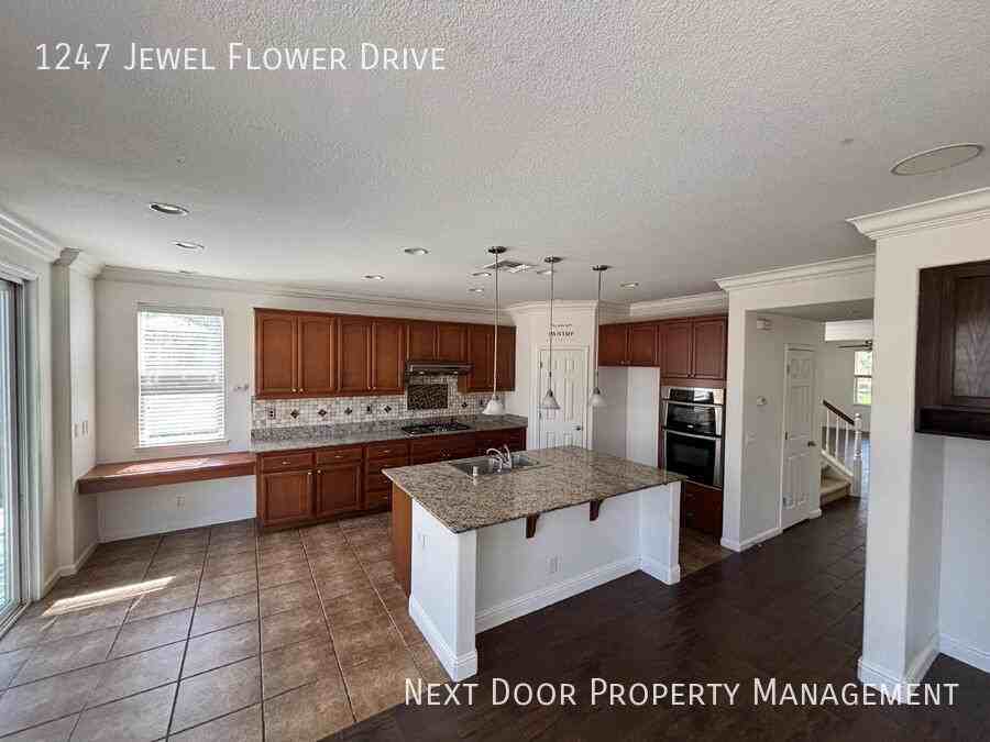 1247 Jewel Flower Dr - Photo 4 of 24