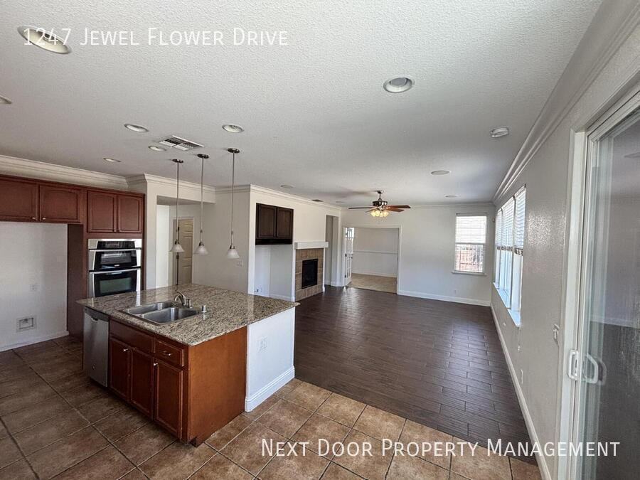 1247 Jewel Flower Dr - Photo 5 of 24
