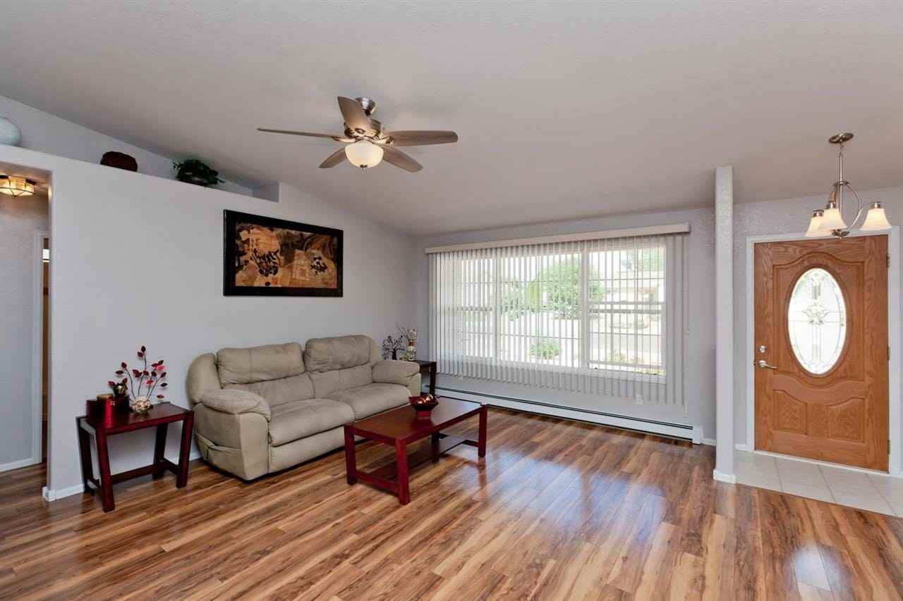 541 Shanne St - Photo 2 of 20