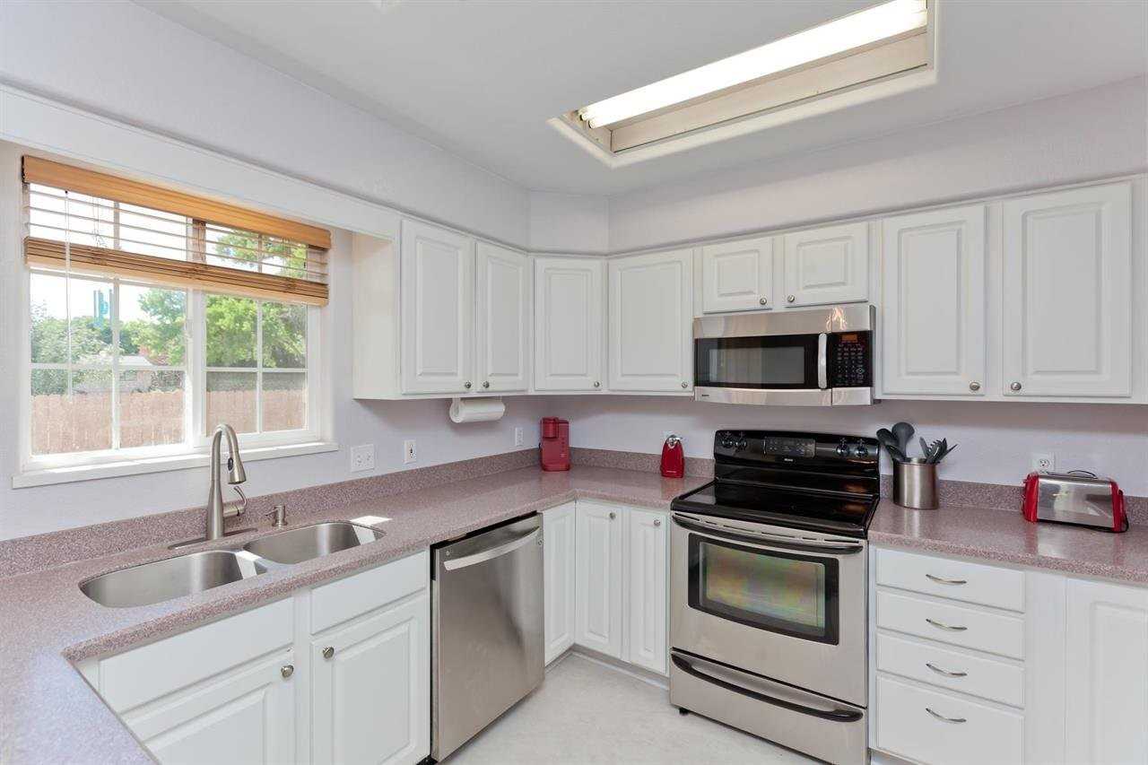 541 Shanne St - Photo 6 of 20