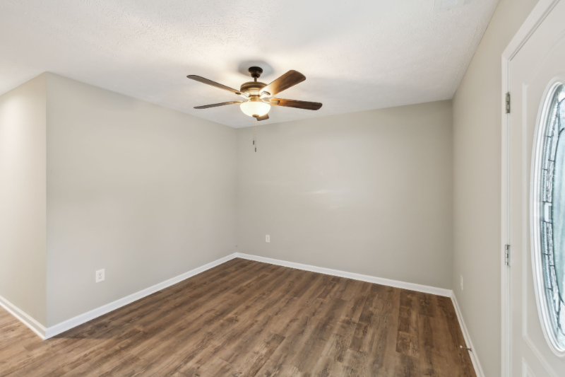 302 8th Ave Sw #1 - Photo 4 of 19