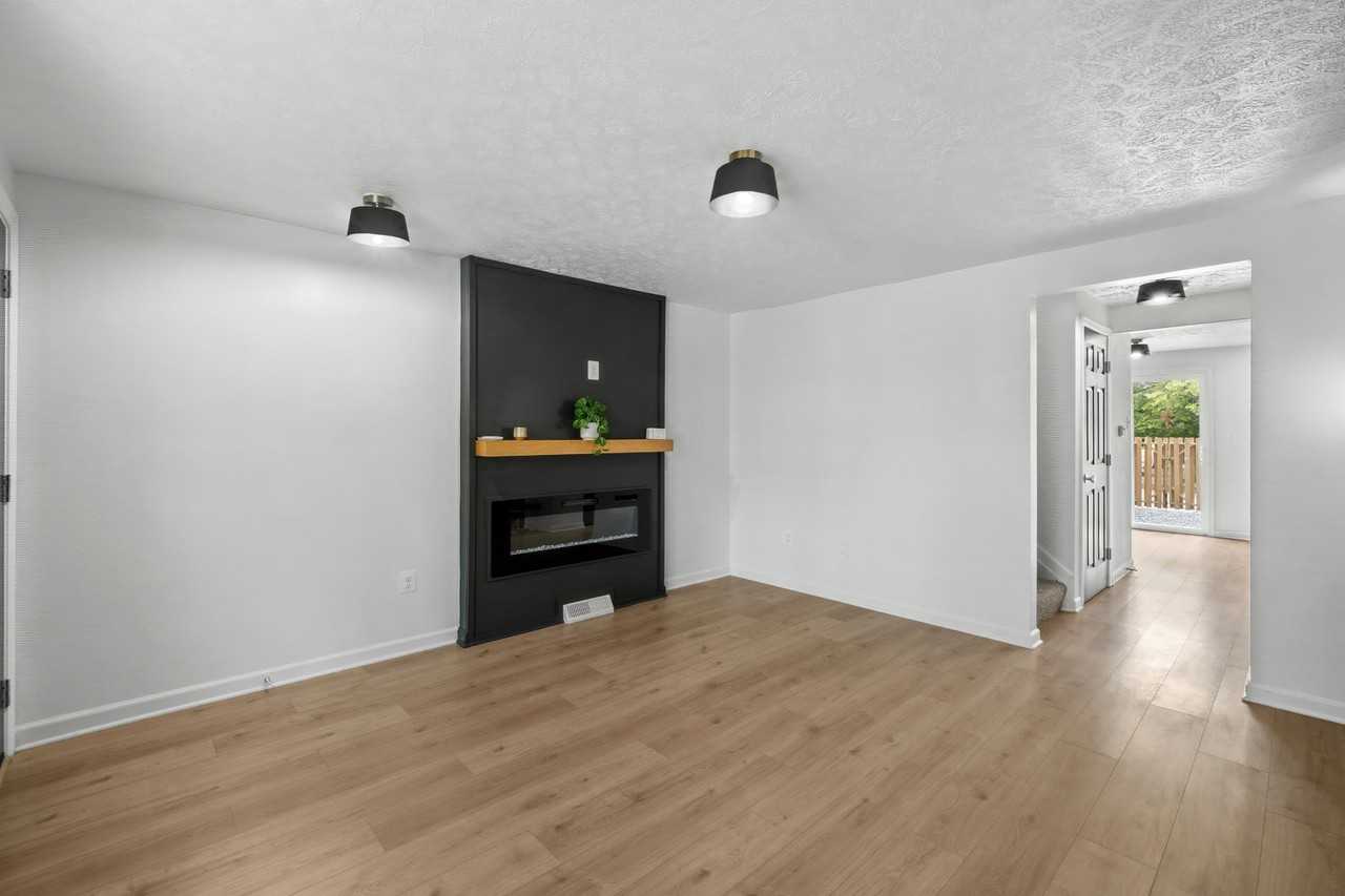 112 N Schroeder St - Photo 3 of 20
