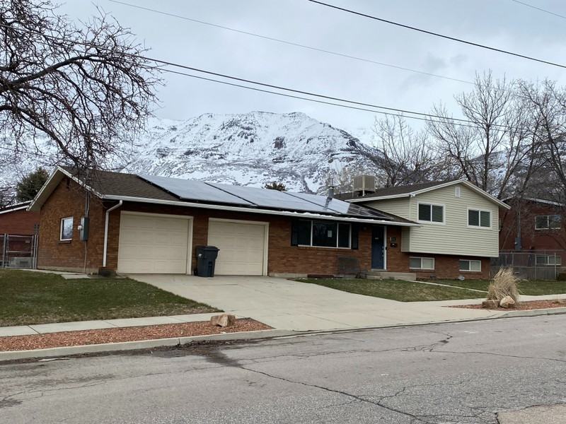 411 Es - Photo 2 of 16