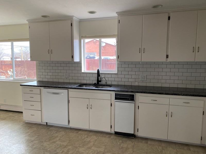 411 Es - Photo 4 of 16