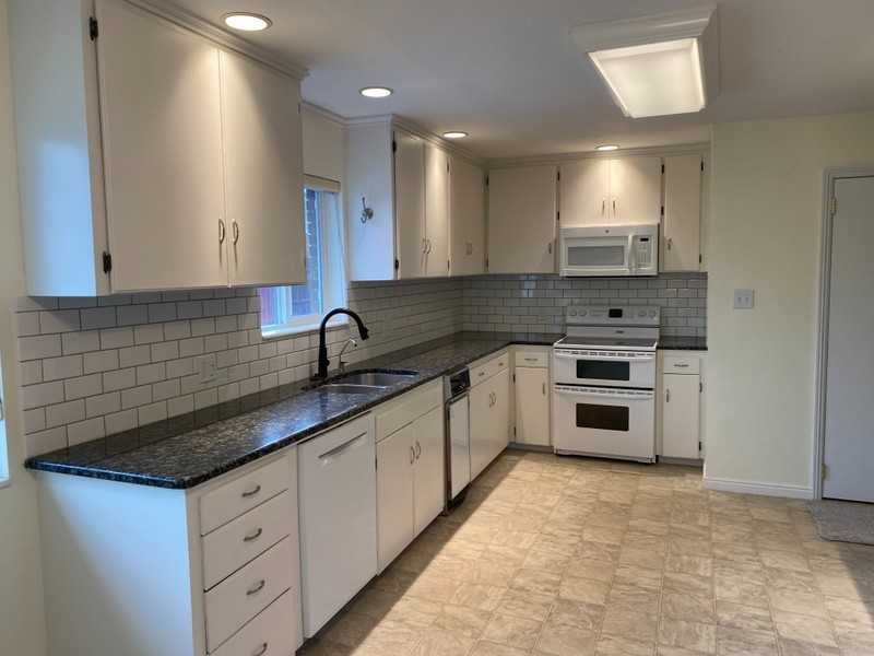 411 Es - Photo 7 of 16