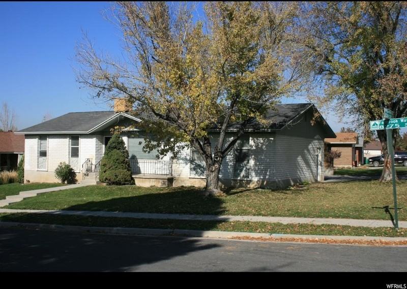 1125 E Fallbrook Way - Photo 3 of 18