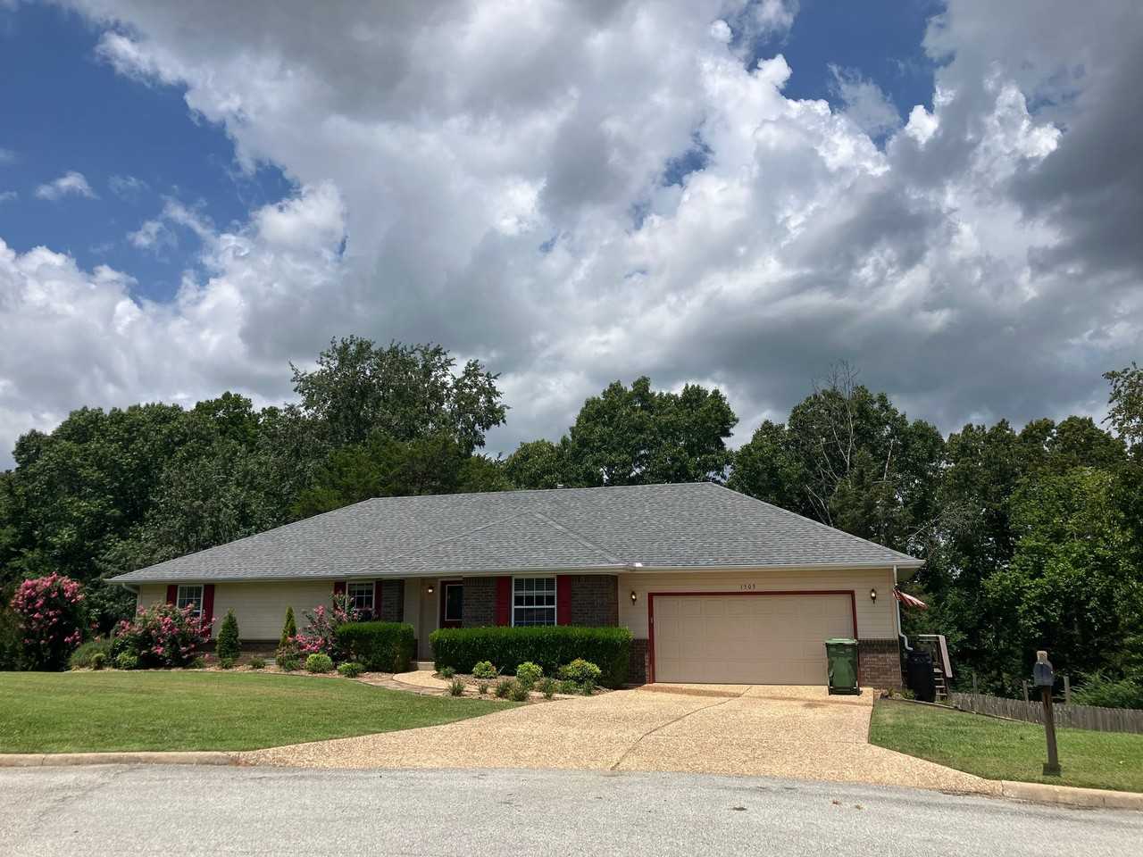 1503 Twin Lakes Dr - Photo 3 of 7