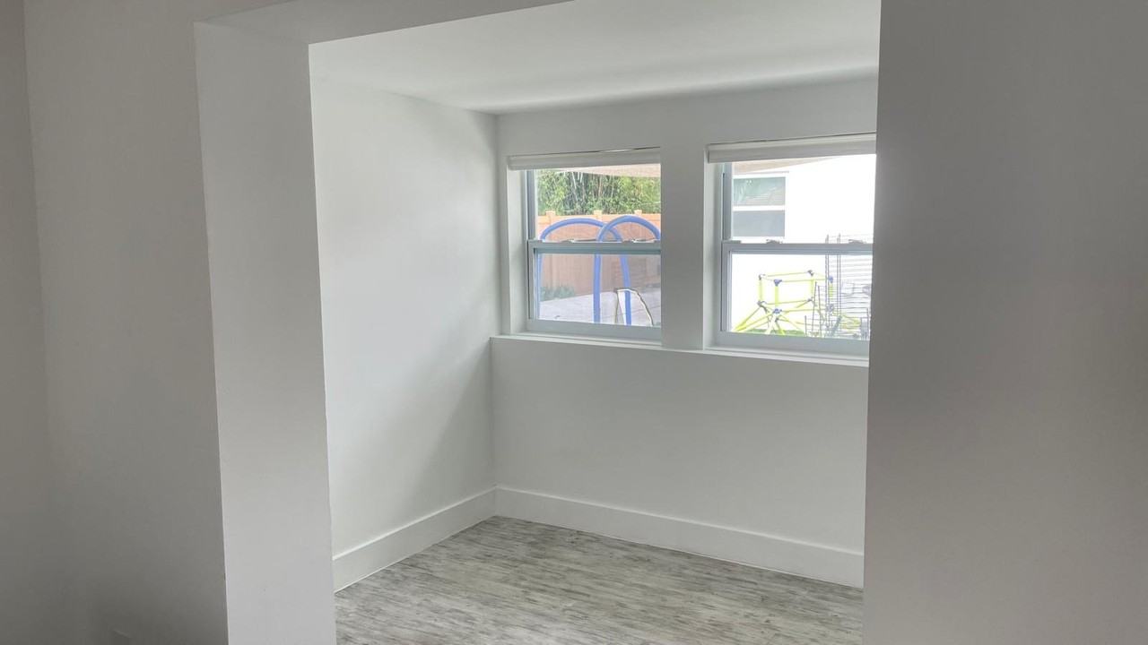 35 Sw 6th St #1 - Photo 4 of 21