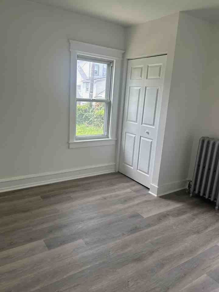 319 Laurel Ave - Photo 6 of 11
