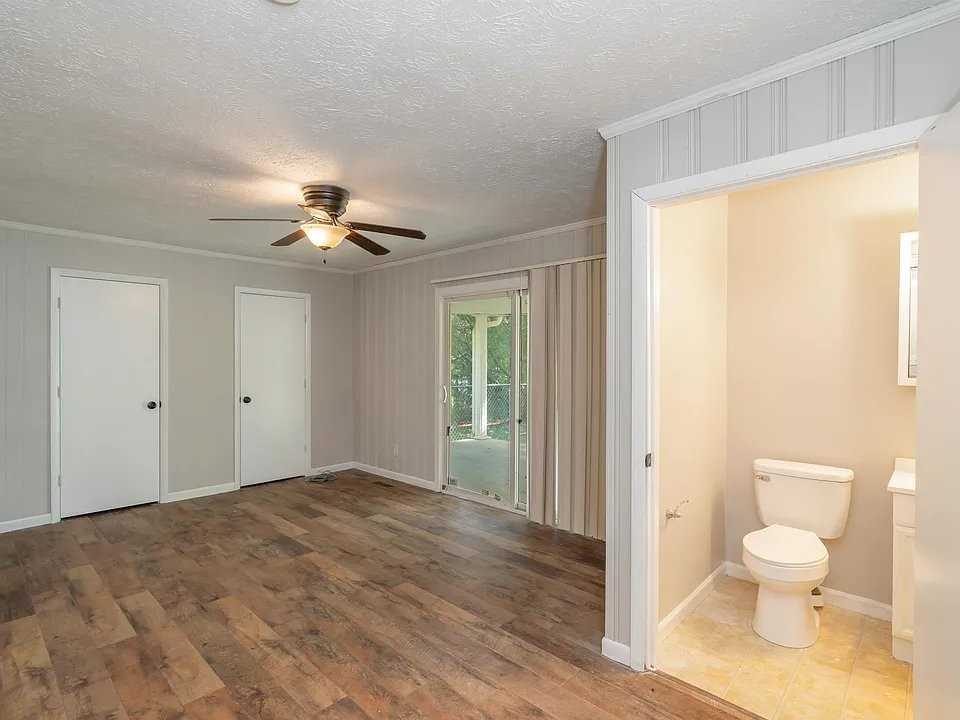 6006 Fayette Ln - Photo 3 of 15