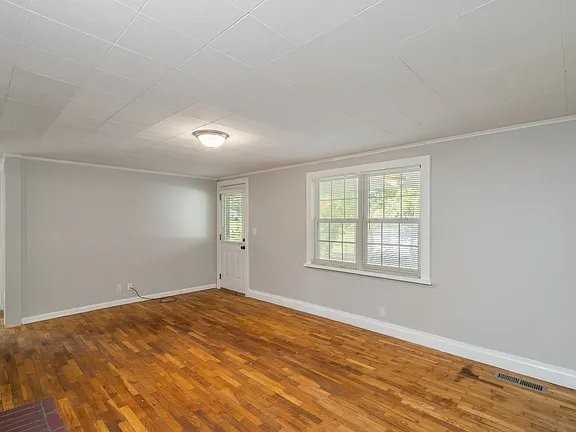 6006 Fayette Ln - Photo 4 of 15