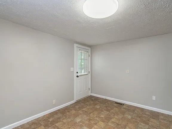 6006 Fayette Ln - Photo 7 of 15