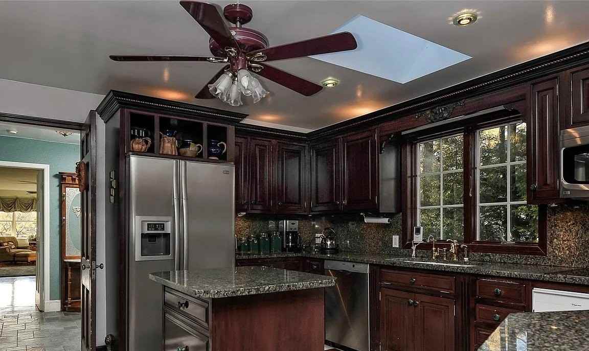 182 Wilmot Rd - Photo 5 of 9