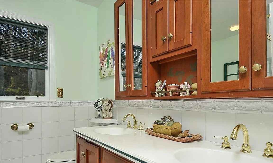 182 Wilmot Rd - Photo 7 of 9
