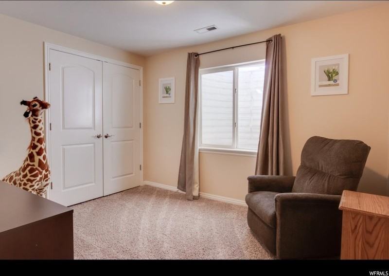 121 W Wrangler Ave - Photo 5 of 10