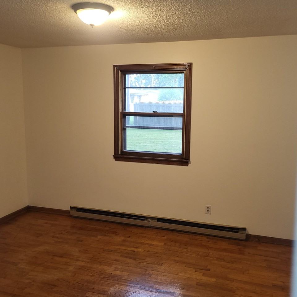 2211 Charles Dr - Photo 3 of 7