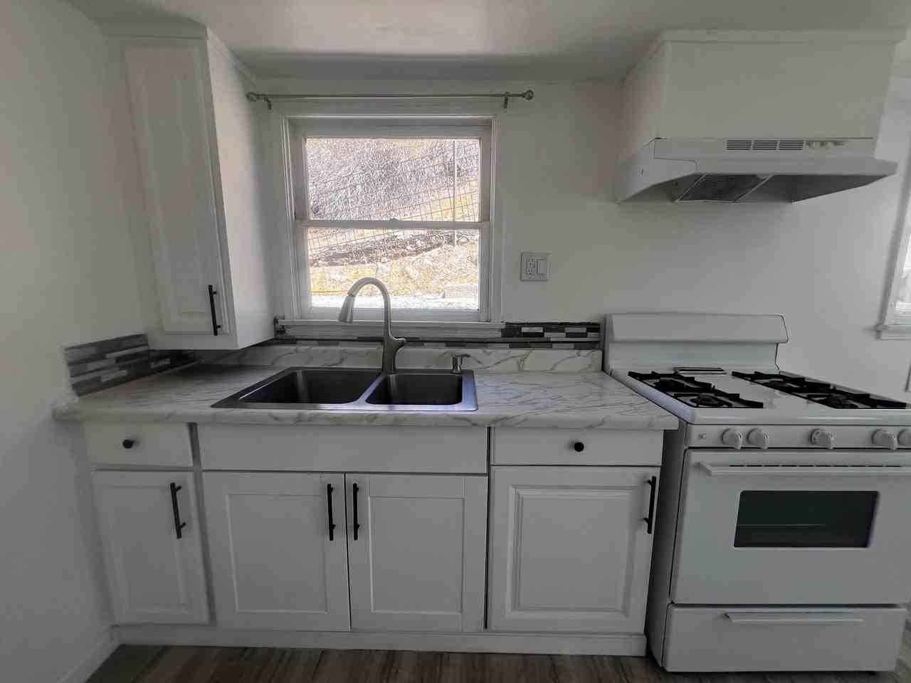 319 E St - Photo 6 of 15