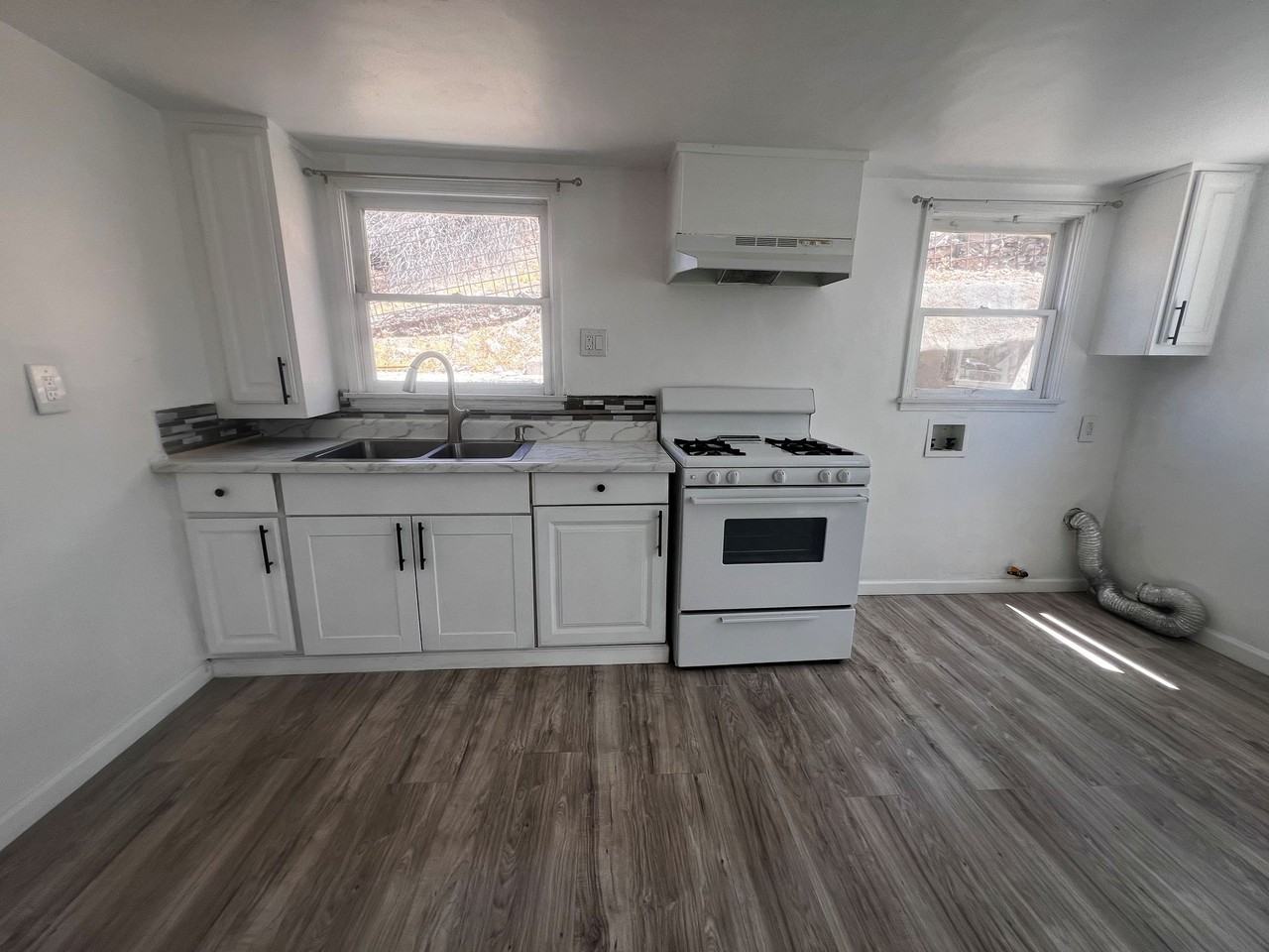 319 E St - Photo 7 of 15