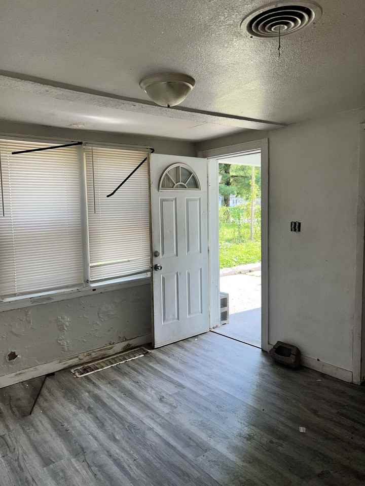 1524 N Summit Ave - Photo 2 of 14