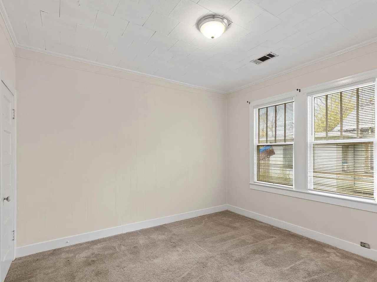 2212 Stanton St - Photo 6 of 7