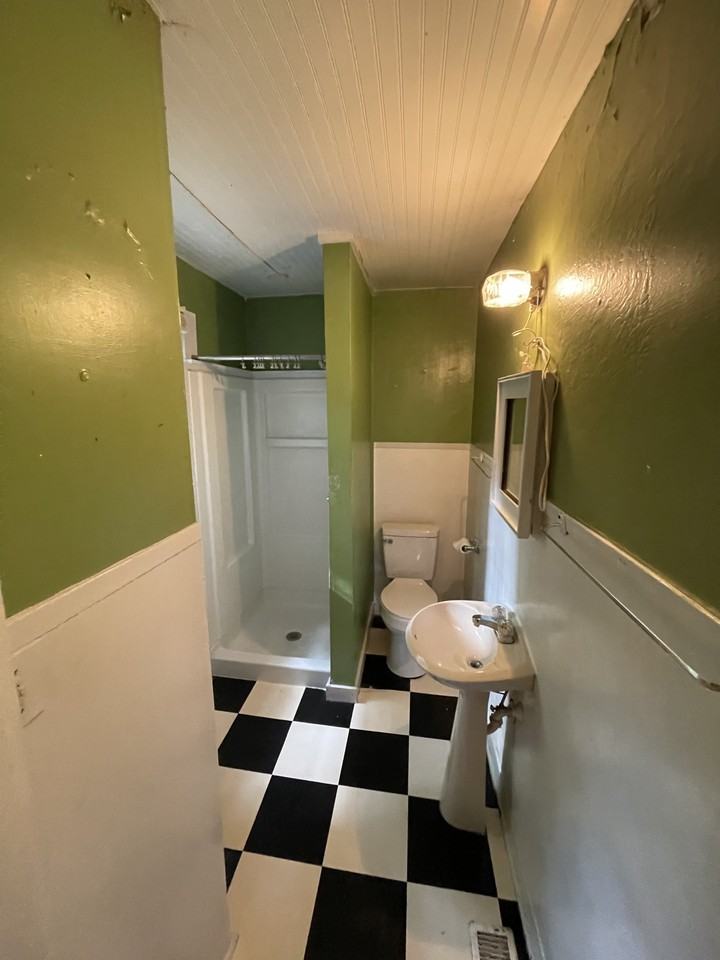 1111 Ridgewood Ln - Photo 2 of 9