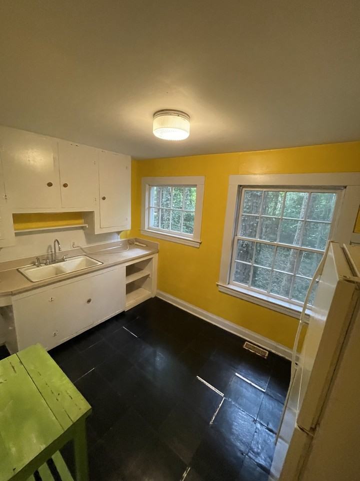 1111 Ridgewood Ln - Photo 7 of 9
