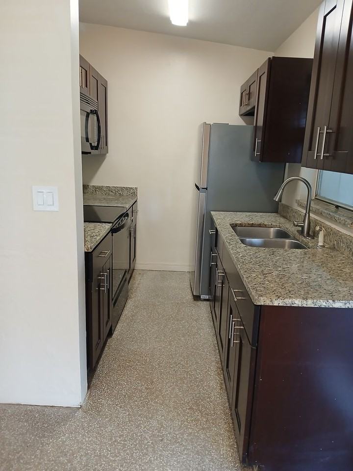 431 E 6th St - Photo 2 of 7