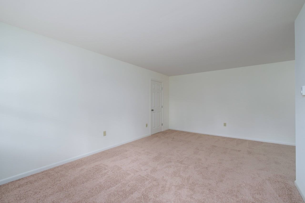 340 College Manor Ave Apt 4 #340-4 - Photo 5 of 10