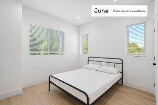1321 N June St #B - Photo 1 of 1