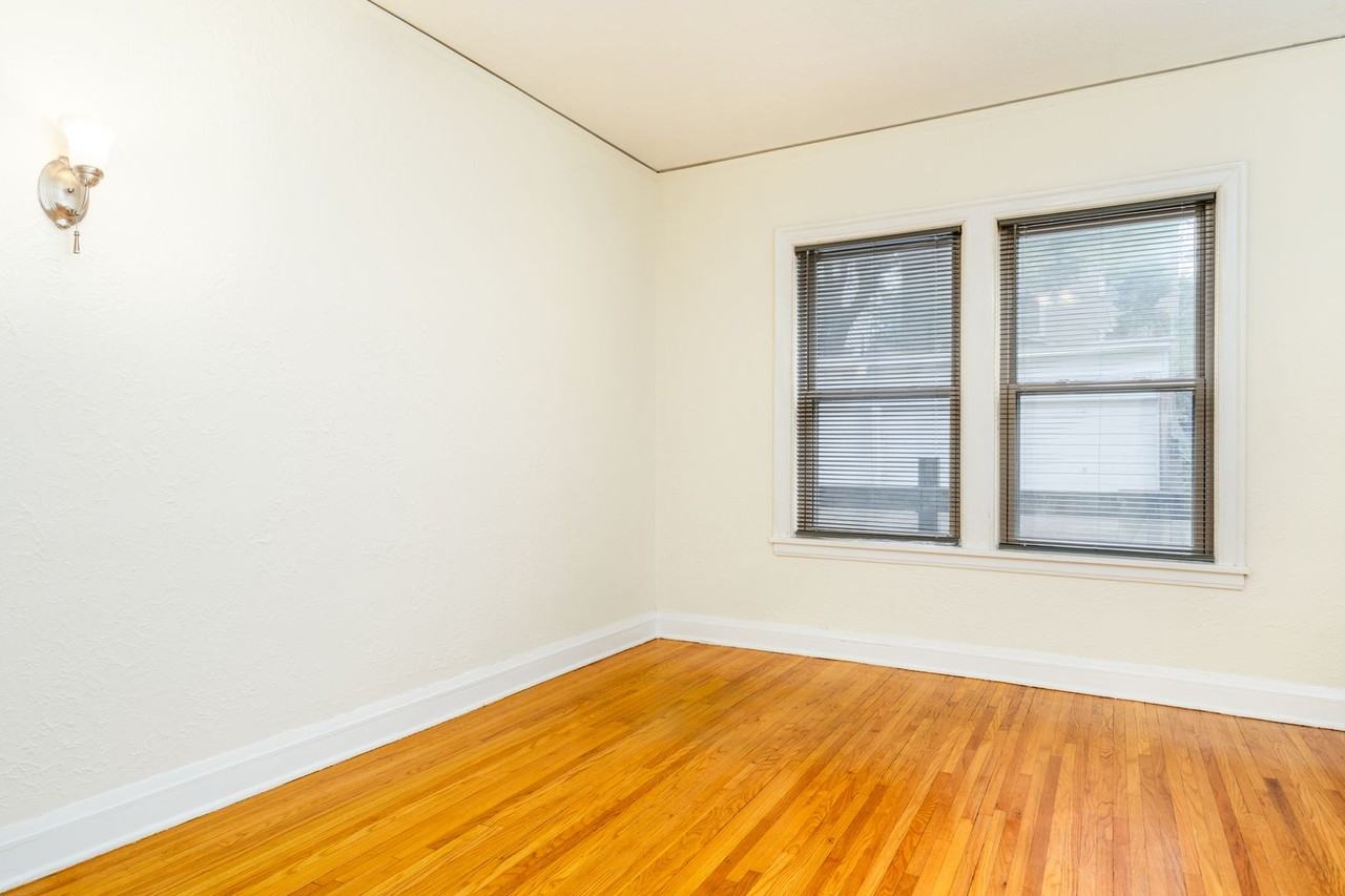 3220 Girard Ave S - Photo 7 of 13