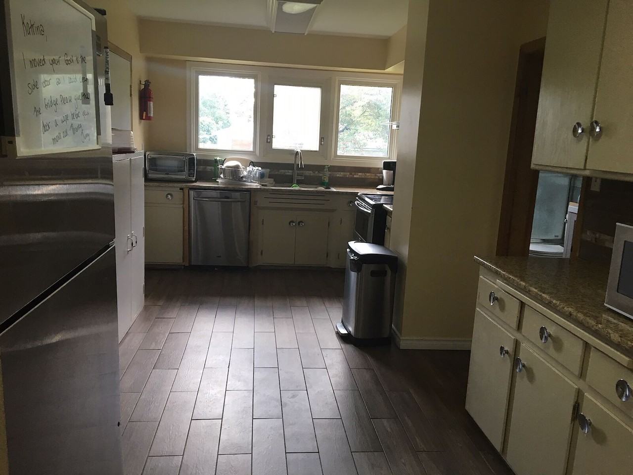 8424 117 St Nw - Photo 4 of 20