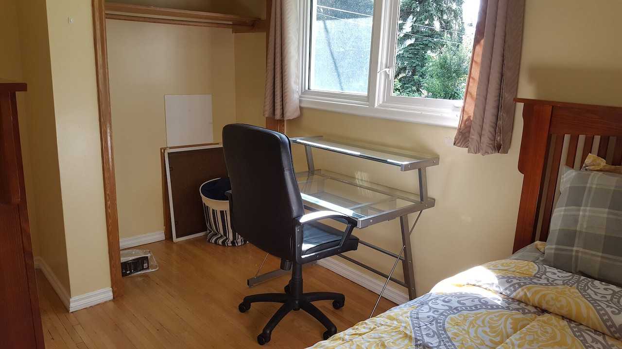 8424 117 St Nw - Photo 6 of 20