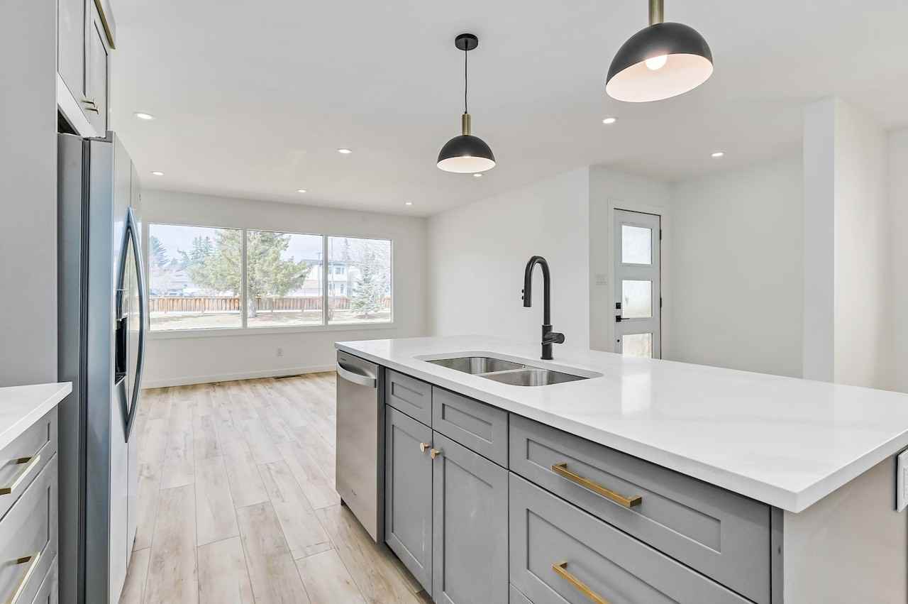 2216 34 St Sw - Photo 4 of 13