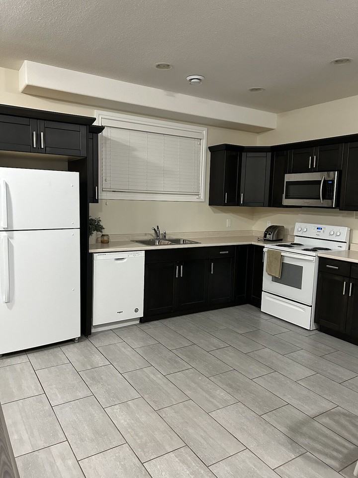 7109 37 St - Photo 4 of 9