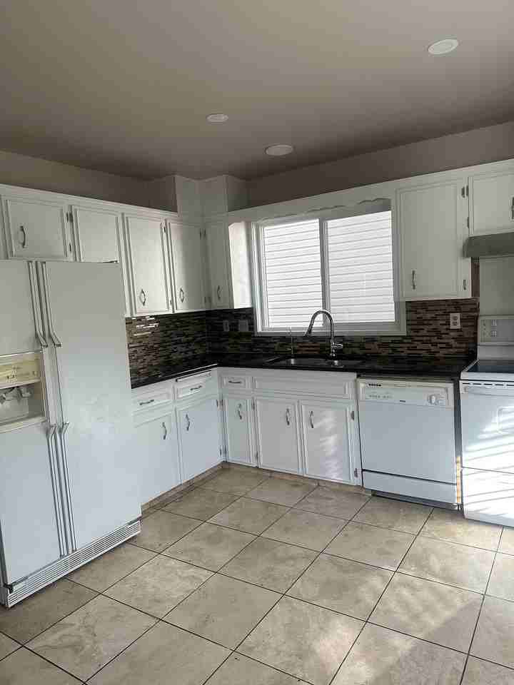 623 Whitewood Rd Ne - Photo 2 of 9