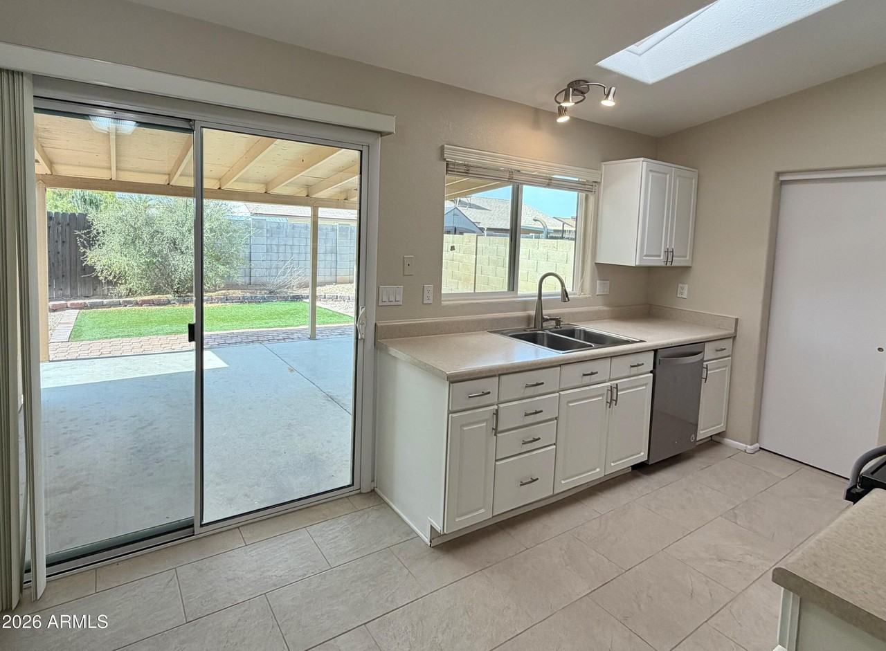 3005 W Ross Ave - Photo 4 of 16