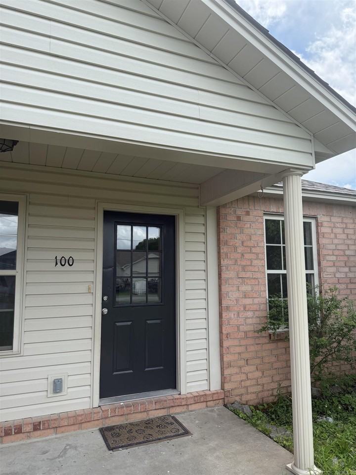 100 E Lauren Ln